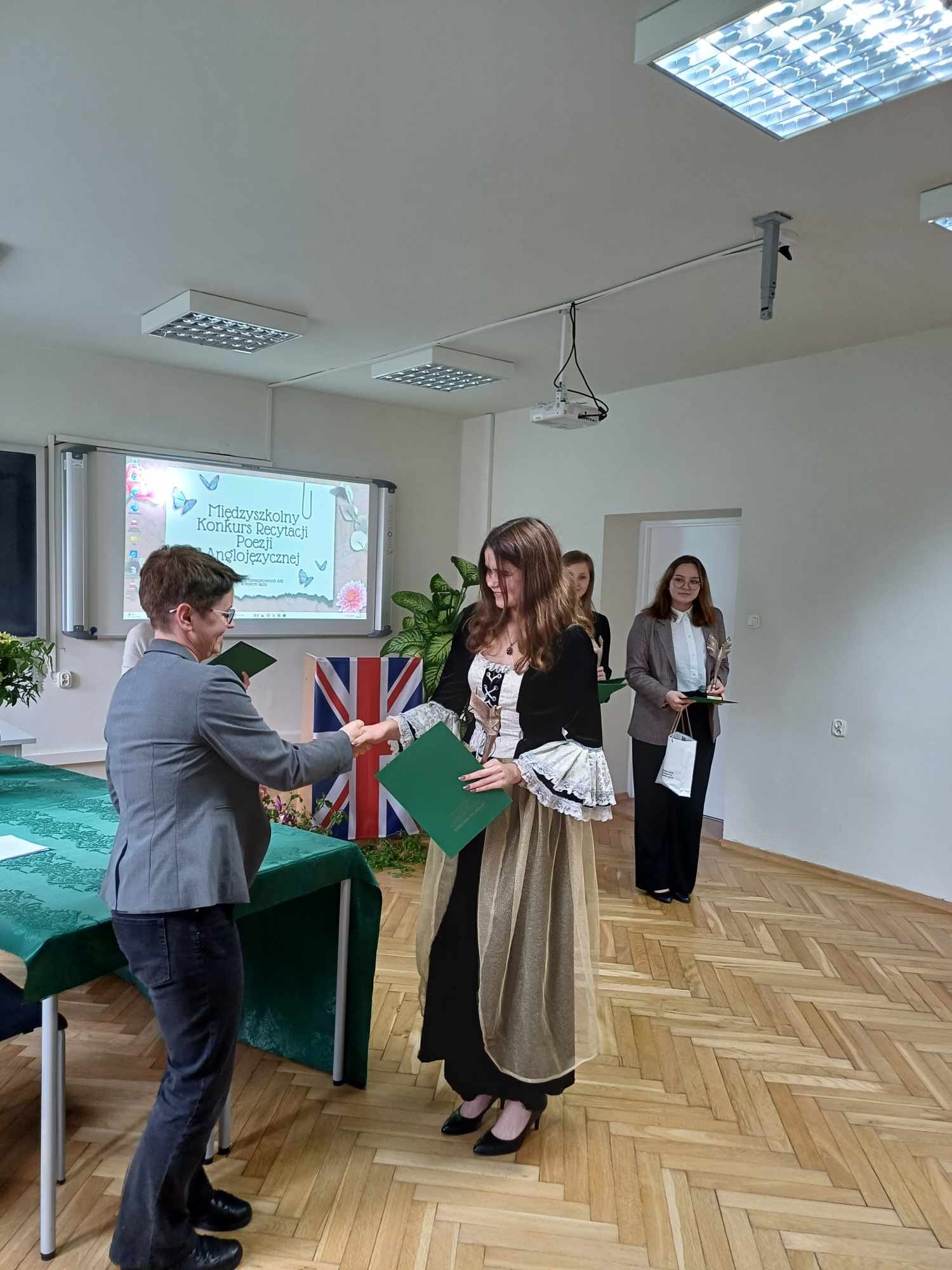 Zdjęcie Konkurs Piosenki Anglojęzycznej 2024 (1)c52c5b06-6945-47fd-9d87-6c398450aef4.jpg w galerii Międzyszkolny Konkurs Recytacji Poezji Anglojęzycznej